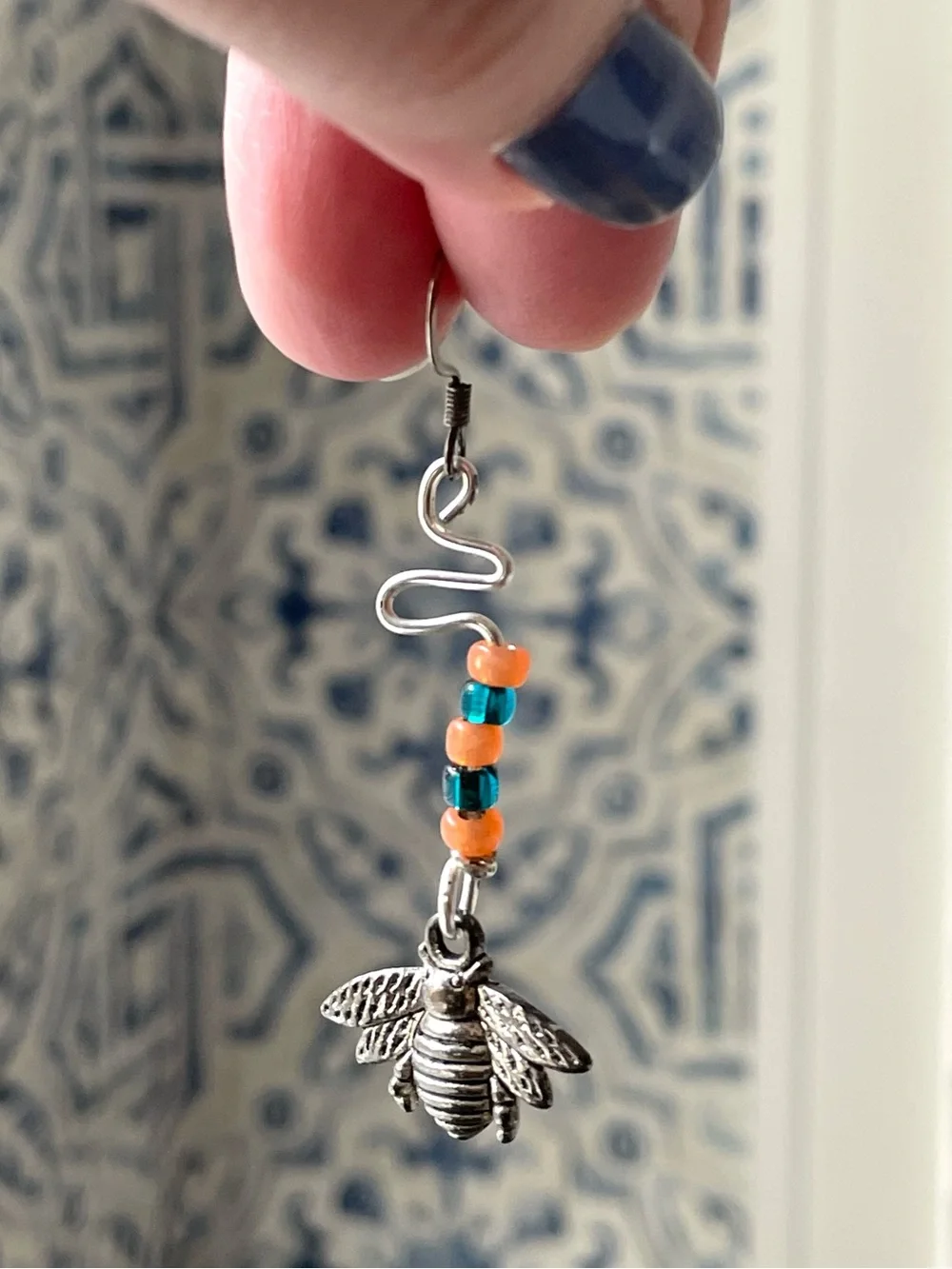 Cute silvertone & beaded dangly bee earrings wilderkind garden summer